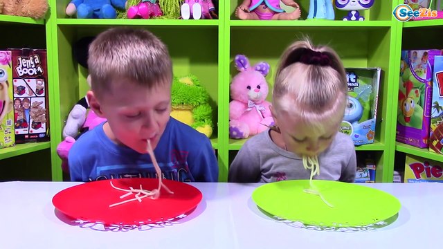 ВЫЗОВ ПРИНЯТ! ЧЕЛЛЕНДЖ БЕЗ РУК КУШАЕМ НА СКОРОСТЬ - Видео для Детей - Challenge for kids