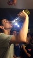 Un étudiant boit une bouteille de Vodka en une fois... Taré!