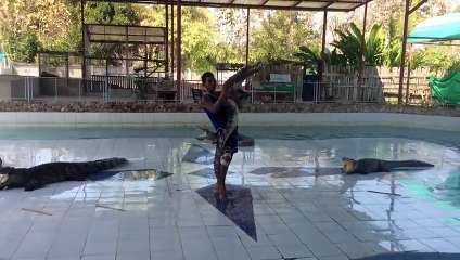 Ce taré danse avec des crocodiles!