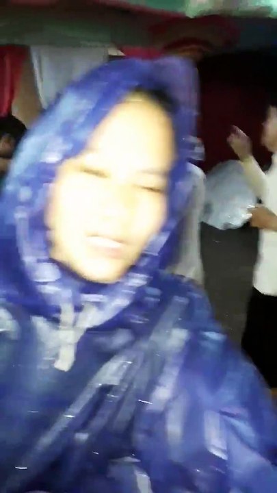 Mùa lũ nhưng quậy từng bừng trong đám cưới