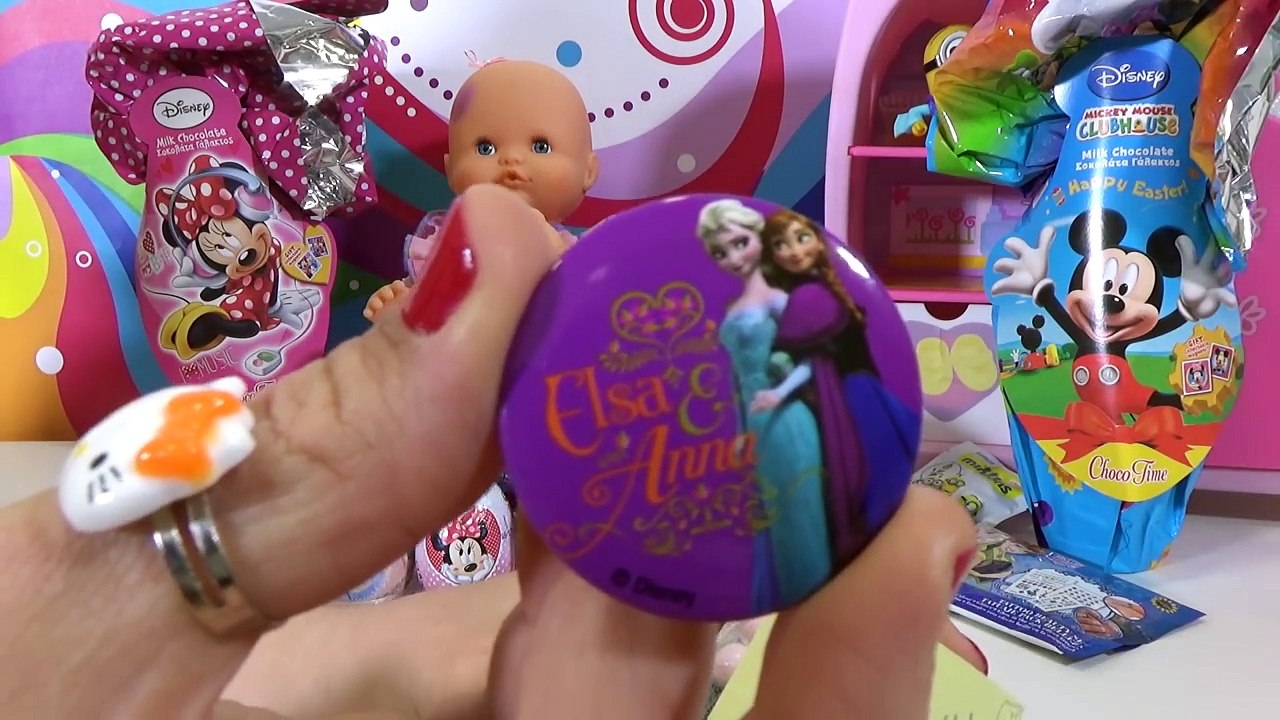 La bebé Luci abre huevos sorpresa de chocolate con Martina -Capítulo #14-Nenuco juguetes en español