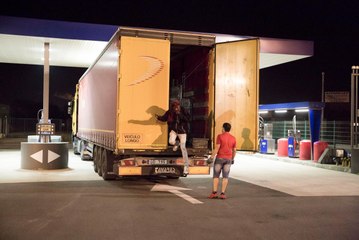 Migrants : «Le salaire de la peur» pour les routiers à Calais