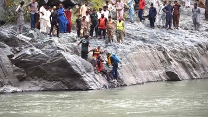 Pakistan'da Otobüs Nehre Yuvarlandı: 24 Ölü