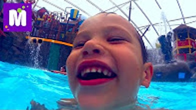 Мистер Макс и Мисс Катя ВЛОГ маленький аквапарк Купаемся в бассейне и играем в большую Мега Женгу Макс кушает мороженое - Новые Серии 2020 года