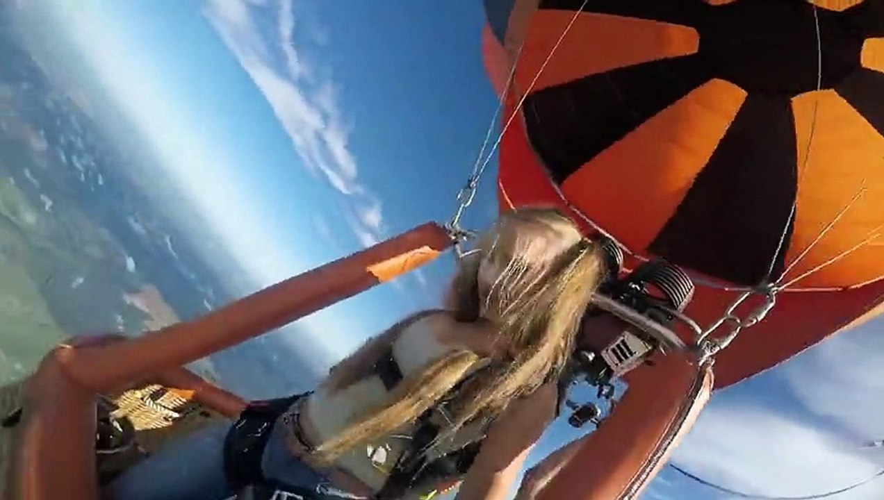 Une modèle Russe a la bonne idée de filmer son saut en parachute
