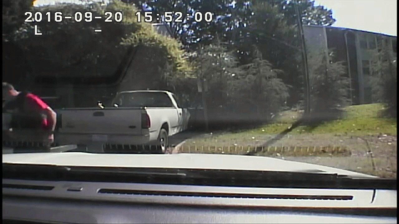 La police de Charlotte publie des vidéos de la mort de K. Scott