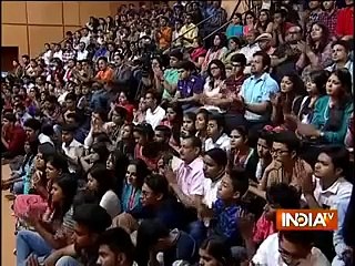 Shahrukh is Giving a Reply of a Tough Question About Pakistan -