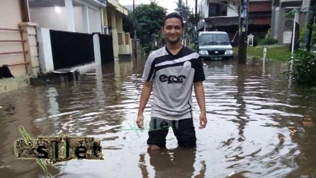 Kebanjiran, Ustad Kembar Tiga Tunda Kunjungi Korban Banjir Garut - Silet 25 September 2016