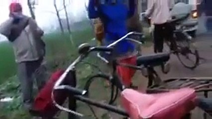 Punjabi Lady bande nu kive gallan kad di sun lo