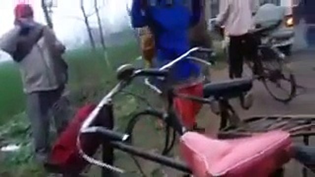 Punjabi Lady bande nu kive gallan kad di sun lo
