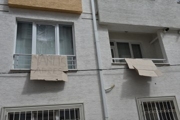Silahlı Saldırganların Yanlışlıkla Evine Saldırdığı Teyze Pankartla İsyan Etti
