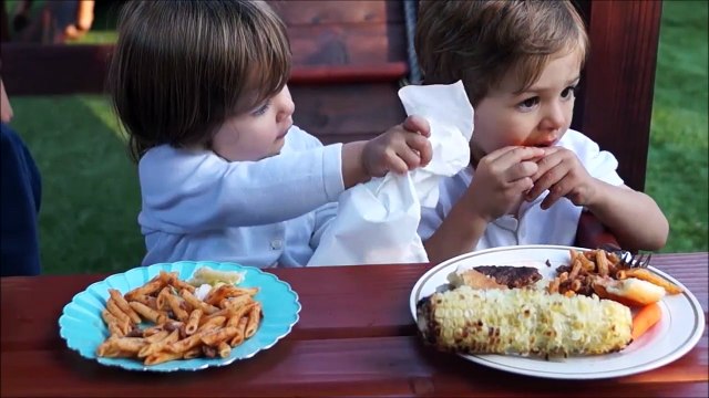 Solidarité entre gamins... Cette fillette essuie la bouche de son copain