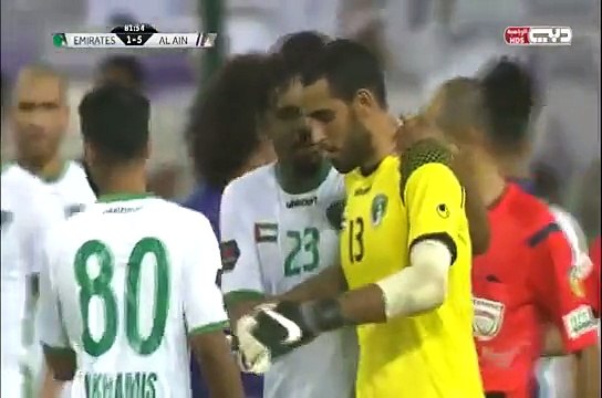 Ce gardien de but eclate un attaquant à coup de pied de colère