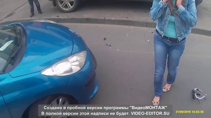 Ce piéton débile traverse n'importe ou et se prend une moto de face! Crash violent