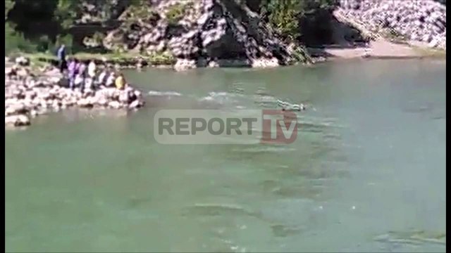 Report TV - Kukës, 21-vjeçari shkon për të bërë foto e rrëmben rrjedha e lumit Drin