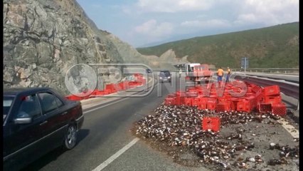 E pazakontë - Mijëra shishe fluturojnë nga kamioni, Rruga e Kombit lahet në birra