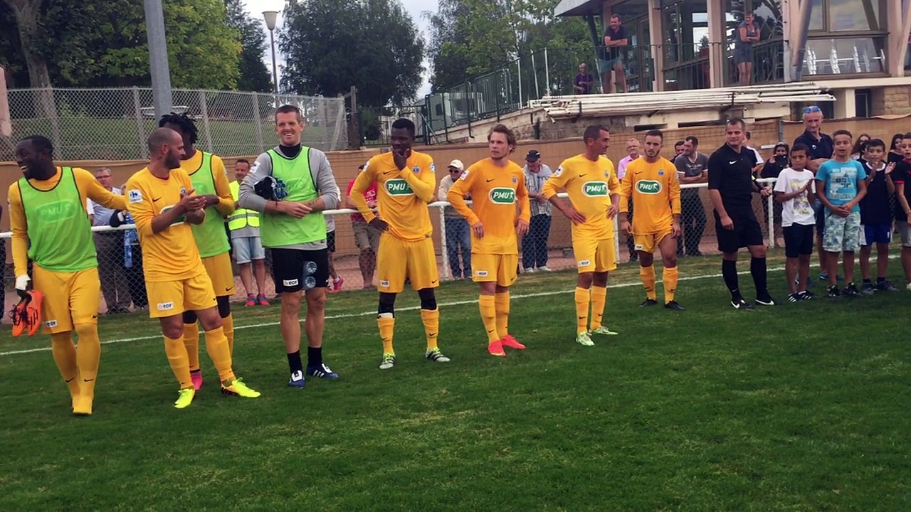 Haie d'honneur après le match La Clayette - Louhans Cuiseaux (1-9)