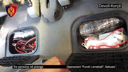 Ora News - Arrestohen 2 të arratisur nga burgu grek, po trafikonin 3.3 kg kanabis