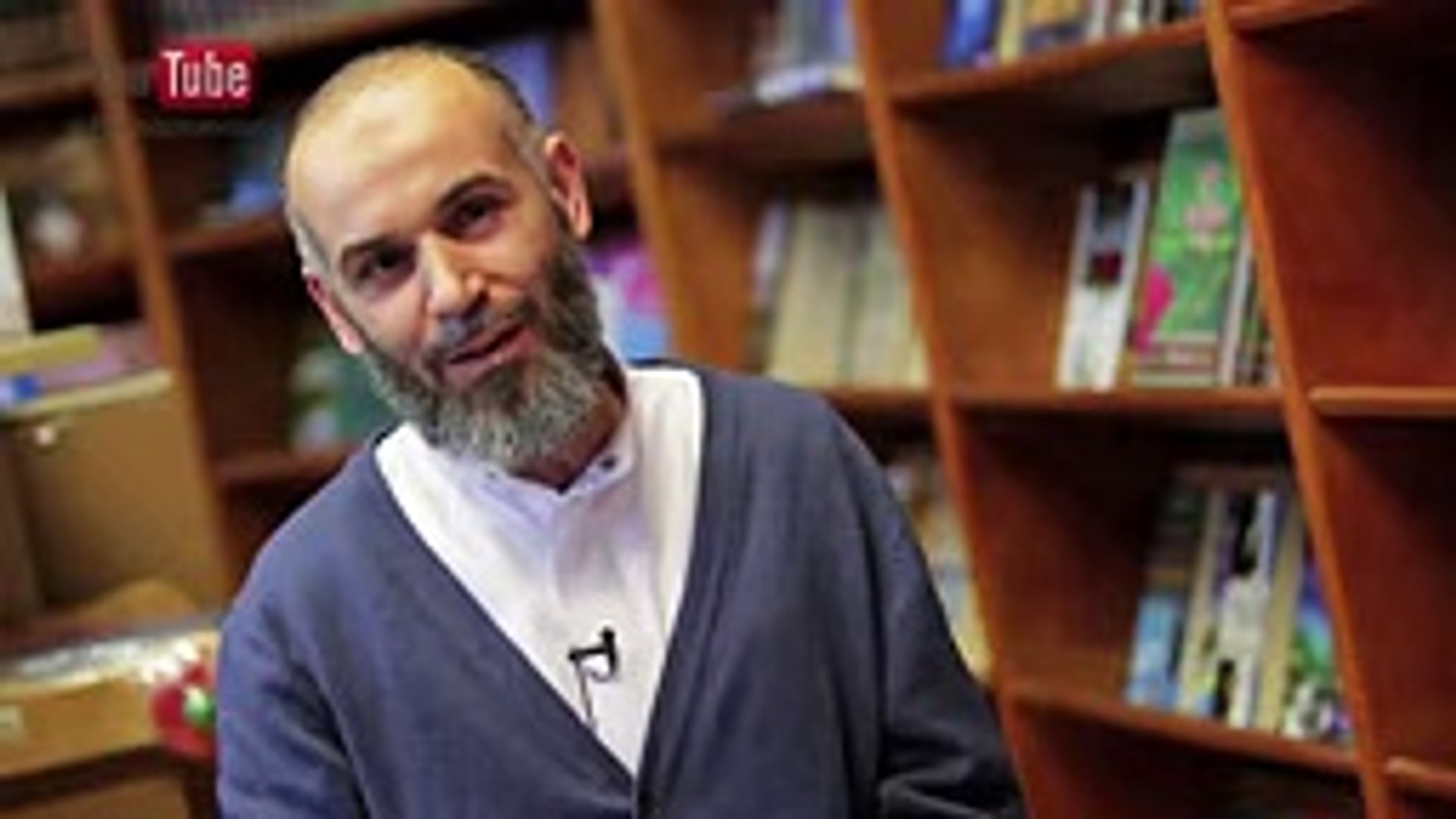 بالقرآن الكريم اهتدى والآيات 36 و37 و38 و39 و40 من سورة النساء جعلت أرنارد فان دورن الهولندي منتج ال