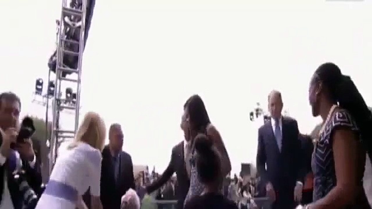 President Bush recruits President Obama to take photo