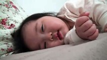 Uykusunda gülen şirin bebek - Çok tatlı video