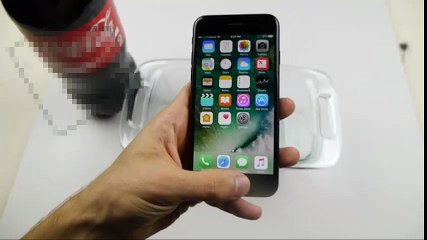 Ngâm nước là chuyện nhỏ, iPhone 7 còn có thể "lặn" trong Coca Cola tận 17 tiếng