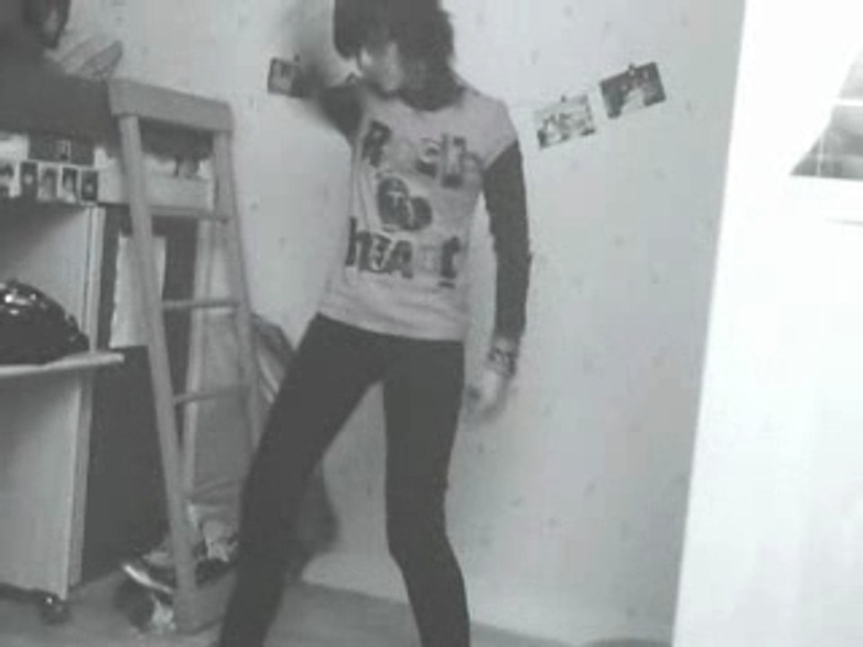 Clara qui danse la tecktonik