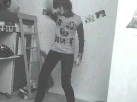 Clara qui danse la tecktonik