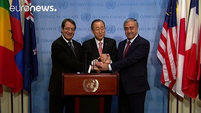 Пан Гі Мун змусив двох лідерів розділеного Кіпру потиснути руки