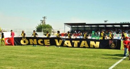 Amedsporlu Taraftarlar, İstanbulspor'un 'Önce Vatan' Pankartına Tepki Gösterdi