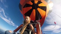 Un top modèle Russe saute en parachute d'une montgolfière