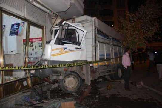 Freni Patlayan Kamyon Faciaya Yol Açıyordu