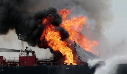 Petrol taşıyan dev tanker alev alev yandı