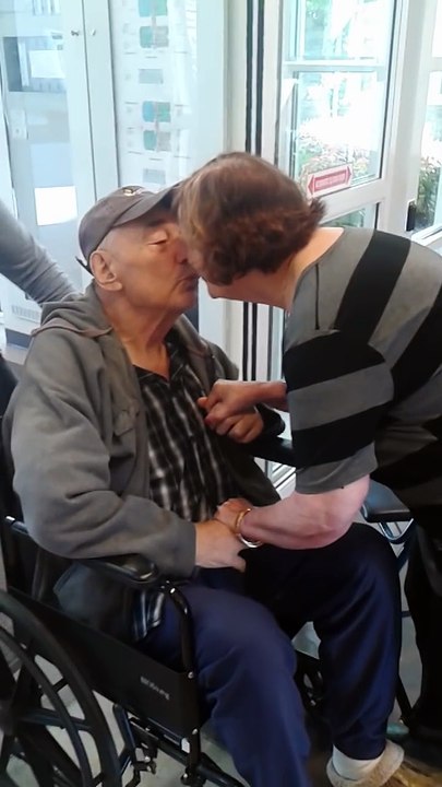 Réunis après 62 ans de séparation au Canada.......