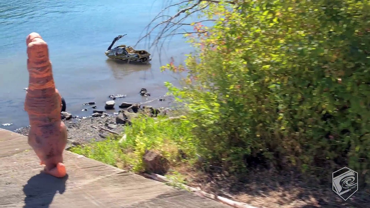 Sauts de fous en Jet Ski par un T-Rex ! Sports Extrêmes & Dinosaure