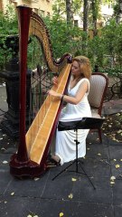 Арфистка Юлия Хамитова