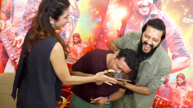 Riteish Deshmukh Hits Cake On Face Of Ravi Jadhav | Funny Cake Prank | Banjo Movie Promotion