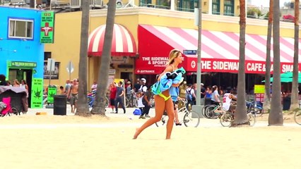 Shampoo prank : Il s'associe avec un faux policier pour rendre fou des inconnus !