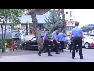 Report TV - Kërcenohet me sms për bombë redaksia e Report TV,pranga autorit