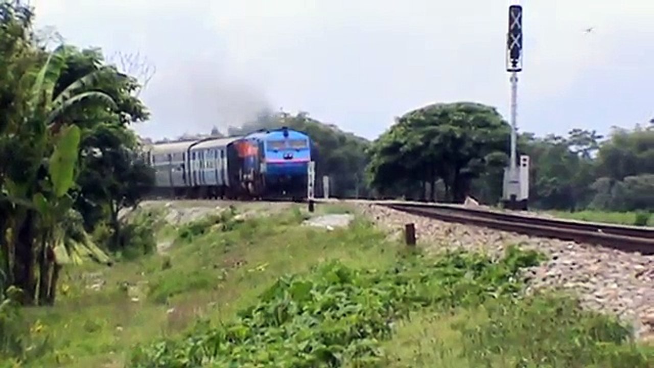 Tumultuous EMD "Baaz" Brahmaputra Mail smokes and numbs birds' chirping at extreme speed!!