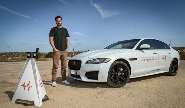 VÍDEO: El actor Nicholas Hoult se enfrenta al desafío de conducción el Jaguar XF AWD