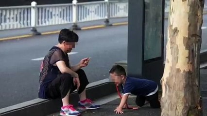 【衝撃】子供に首輪をして、散歩するキ●ガイ母親が登場！これはひどすぎる・・・【拡散希望】