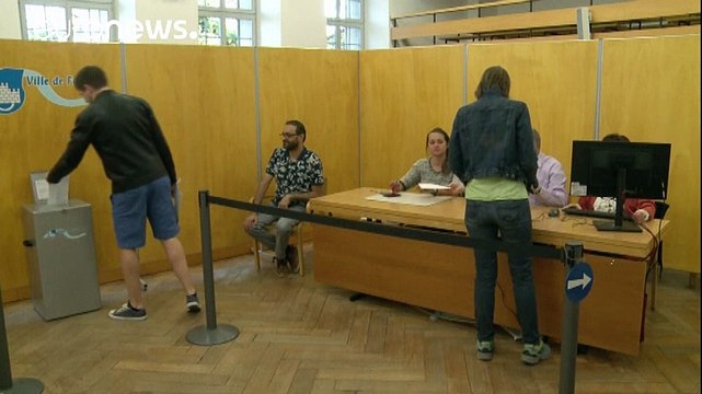 Швейцарцы позволили прослушивать свои телефоны и отказались от повышения пенсий