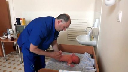 Rus Ortopedi Doktorunun Bebeği Muayene Şekli Tepki Topladı..