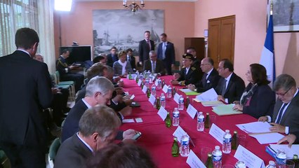 Calais: Hollande rencontre les élus puis les associations