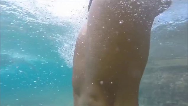 La peau d'une femme filmée en slow motion sous l'eau vous laissera sans voix !