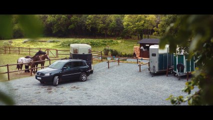 Des cheveaux se moquent du créneau en voiture d'un humain - Pub Volkswagen