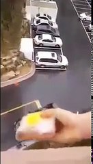 ¡Su mujer le lanza el almuerzo desde un quinto piso!