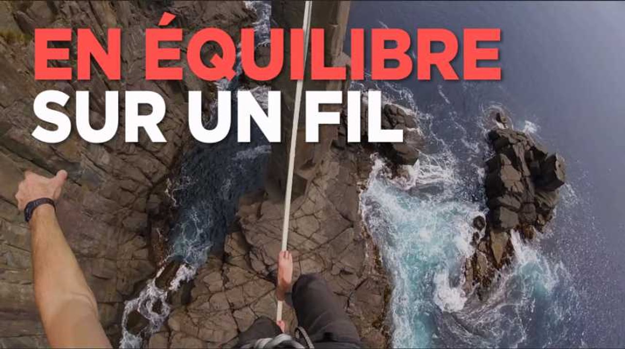 En équilibre sur une corde à 35 mètres au-dessus des rochers