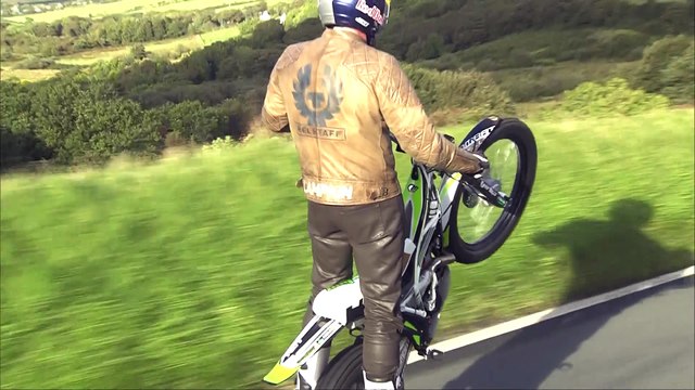 Dougie Lampkin fait le tour du circuit du Tourist Trophy en wheeling